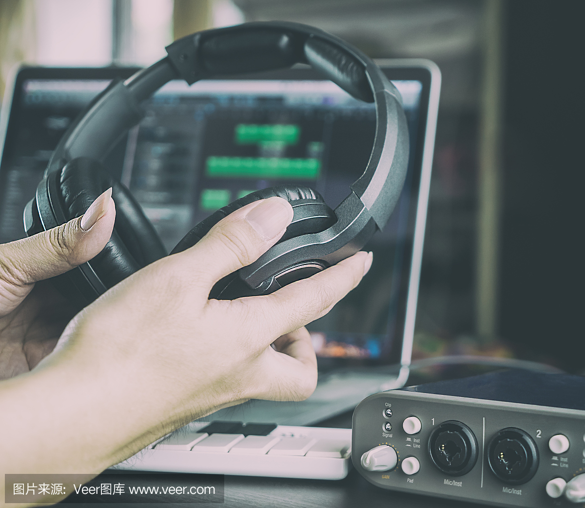 在錄音室工作的錄音師戴著耳機。