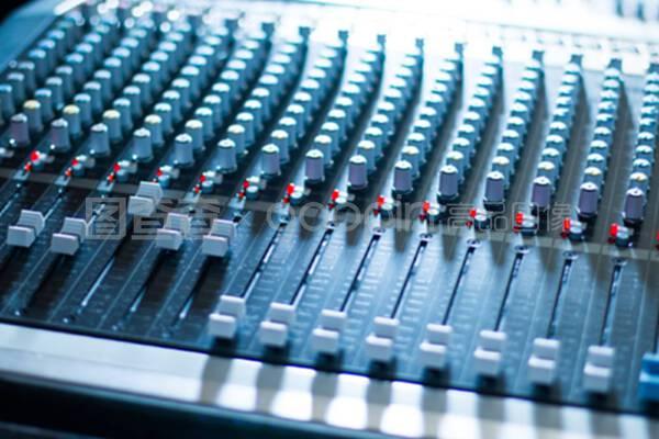 錄音棚混音臺專業(yè)音樂制作