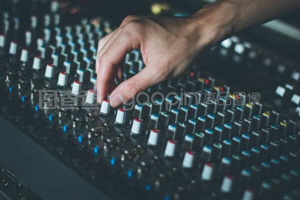 錄音棚混音臺(tái)專(zhuān)業(yè)音樂(lè)制作